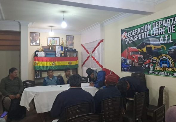 Transporte Libre de Chuquisaca rechaza el ‘dieselazo’ || Declararon personas "no gratas" a legisladores que aprobaron la ampliación del estado de excepción.