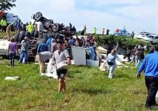 Un camión con pollos congelados volcó en la ruta  y parte de la carga fue saqueada