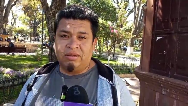 Un padre pide ayuda a la población para trasladar a Sucre a su esposa que lucha contra el chagas || Falta de cobertura de seguro médico y de respuesta municipal complican la situación de una familia afectada por la enfermedad