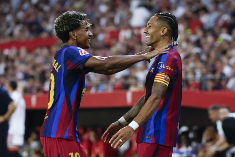 Un triplete de Raphinha, con dos asistencias de Lamine, arrasa al Sevilla