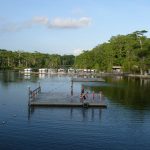 Unos científicos echaron tinte rosa en un sumidero del lago Jackson, en Florida, y 35 días después apareció en el manantial de Wakulla, a 30 kilómetros, aunque solo llegó una pequeña parte del colorante y nadie sabe dónde acabó el resto