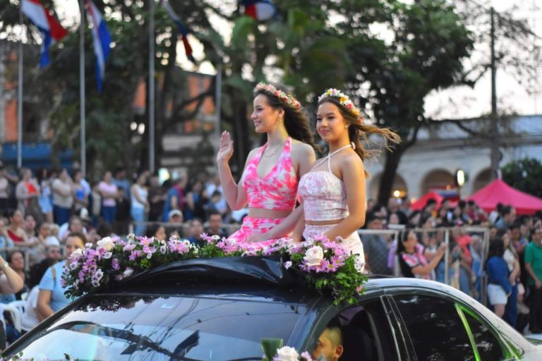 Villarrica: Con el Corso de las Flores, pese a chaparrones, dan la bienvenida a la primavera