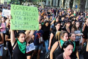 Violar para pertenecer
