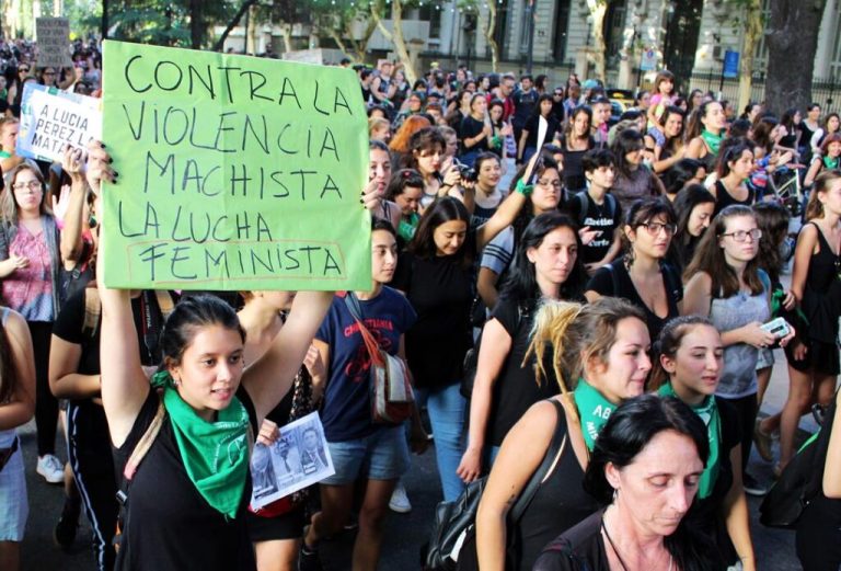 Violar para pertenecer
