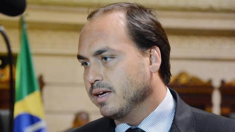 Após visitar Jair Bolsonaro, Carlos declara apoio a Marinho