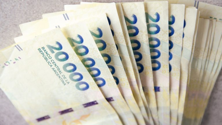 Bono de $ 2.400.000 para empleados estatales: cuándo se cobra cada cuota en Santiago del Estero