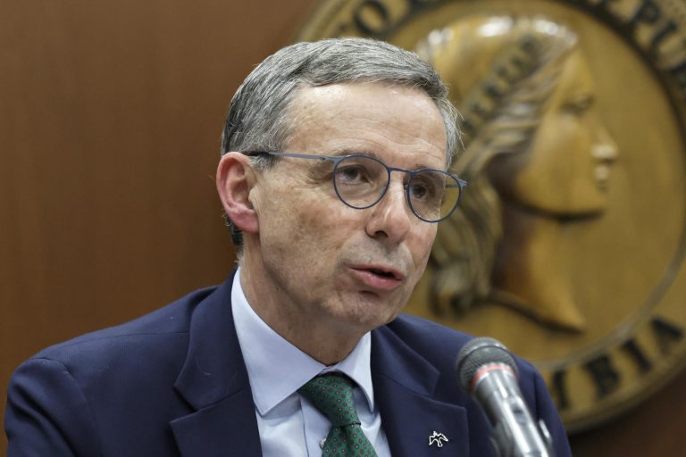 Colombia — Banco de la República sube la tasa de interés al 12,25 % por el repunte de la inflación