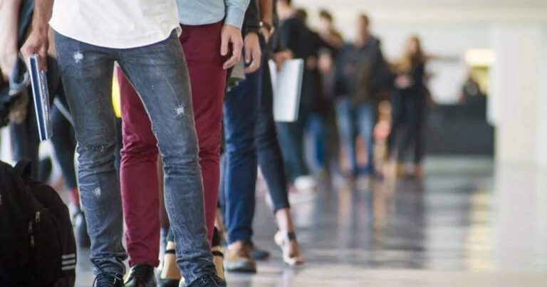 El empleo formal en la Argentina suma 14 meses en caída