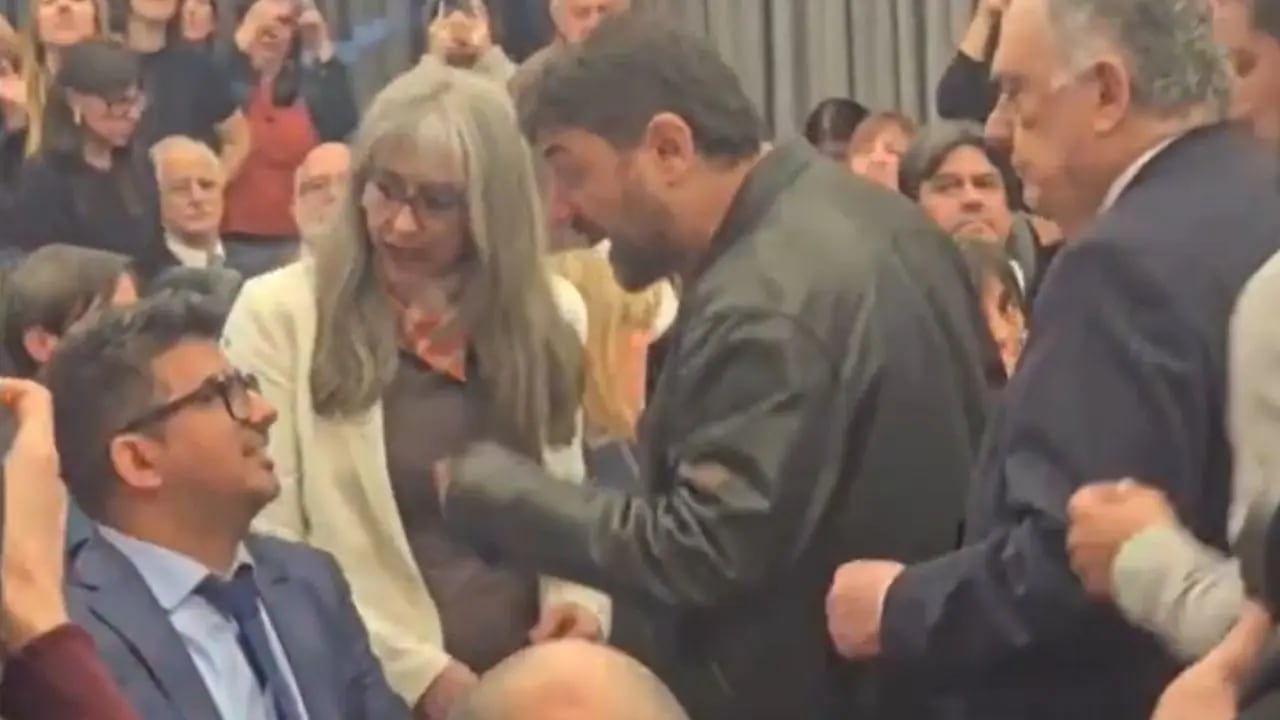 Escándalo en Diputados por la Ley Malvinas: Grabois, insultos y manotazos con libertarios, y la reacción de Milei Escándalo en Diputados por la Ley Malvinas: Grabois, insultos y manotazos con libertarios, y la reacción de Milei