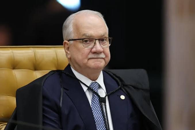 Fachin rejeita pedido de Flávio Bolsonaro para afastar Dino de processos no STF