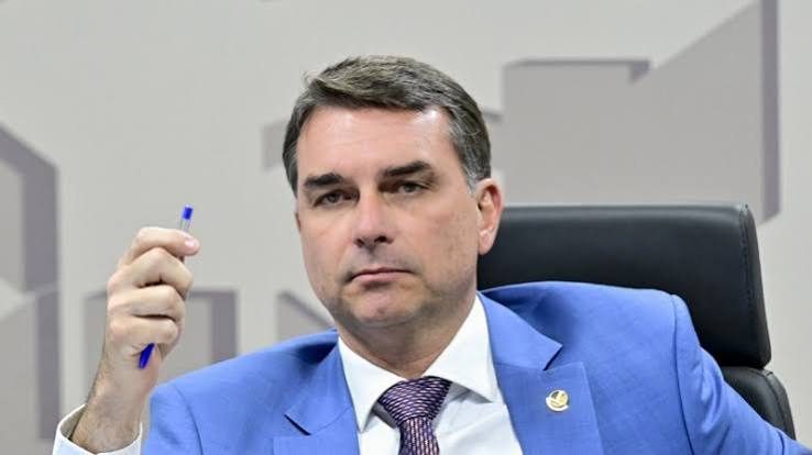 Flávio Bolsonaro desiste  do  debate da Globo