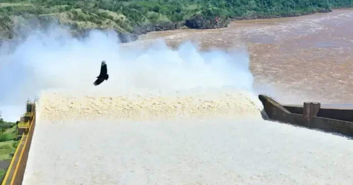 Itaipú reabrió sus compuertas y descarga 3,1 millones de litros por segundo Itaipú reabrió sus compuertas y descarga 3,1 millones de litros por segundo
