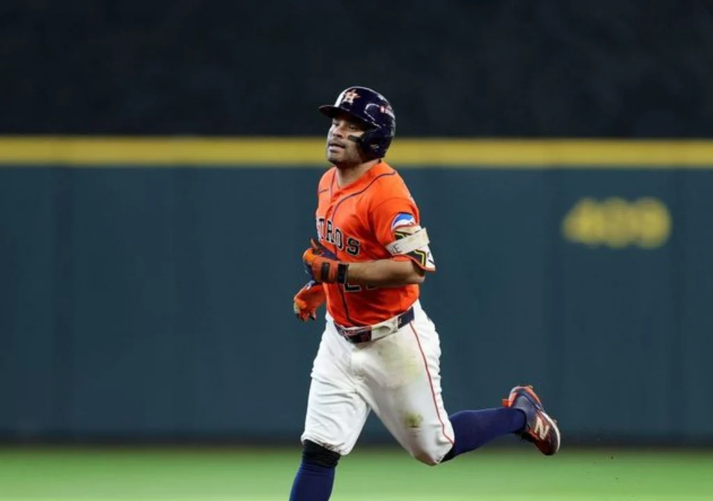 José Altuve conecta cuadrangular y roza el récord histórico en postemporada José Altuve conecta cuadrangular y roza el récord histórico en postemporada