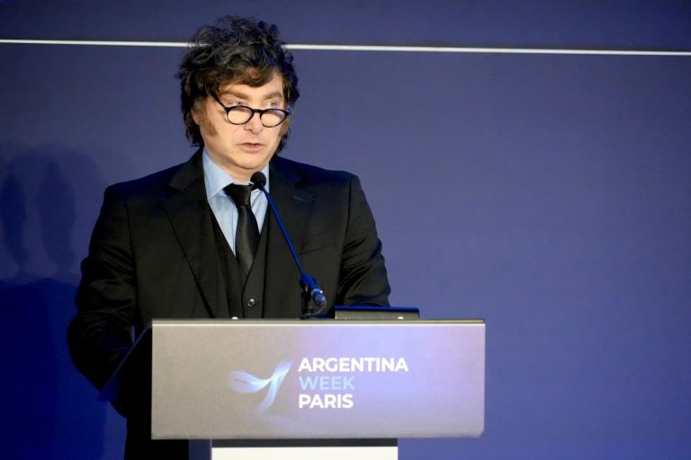 Milei aseguró que el Gobierno tiene una “bazuca de dólares” para enfrentar los “intentos golpistas”