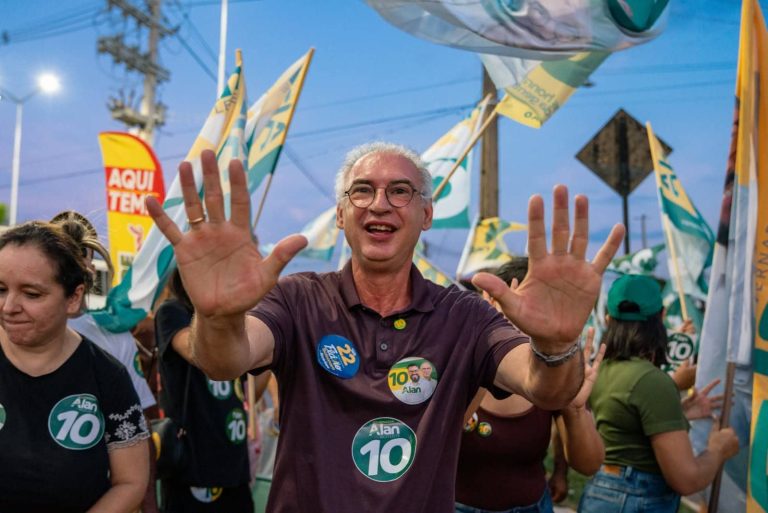 Na reta final da campanha, Rico participa de bandeiraço e pede votos em Rio Branco