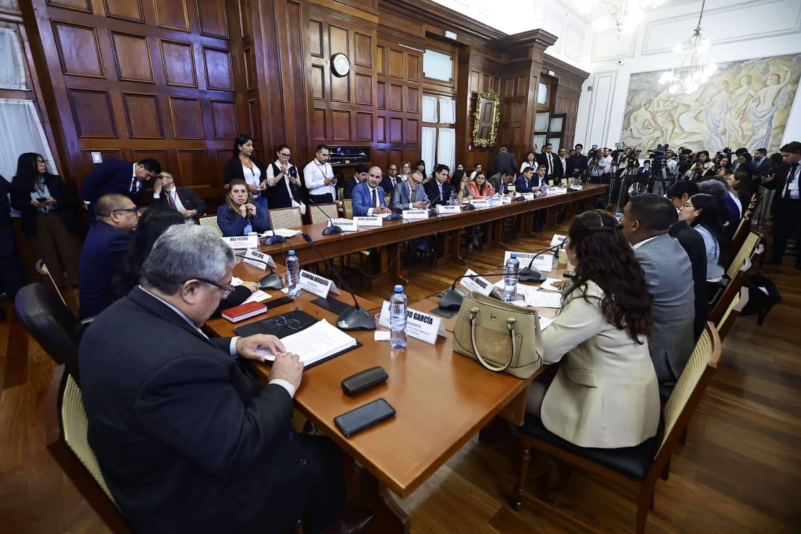 Perú — Diputados limitan facultades del Ejecutivo a seguridad y El Niño Perú — Diputados limitan facultades del Ejecutivo a seguridad y El Niño