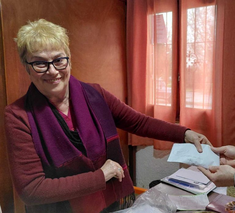 Pilar Correa entregó más dinero a la parroquia por venta de su libro sobre San Isidro