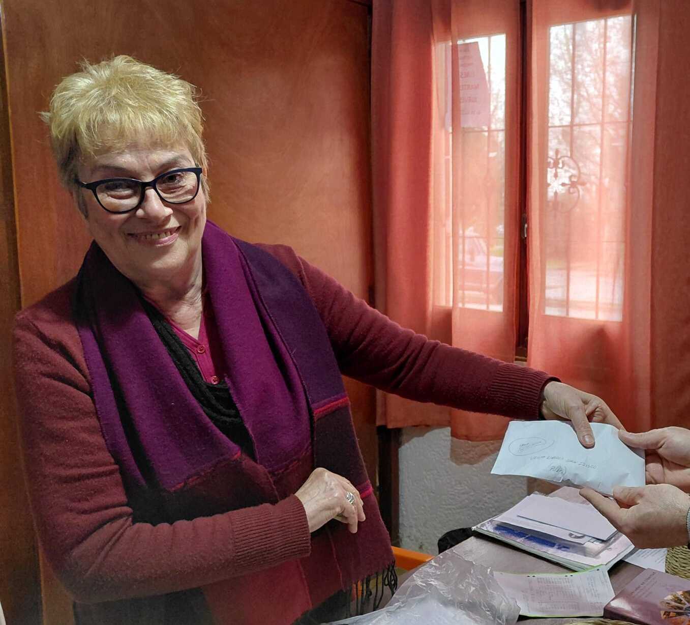 Pilar Correa entregó más dinero a la parroquia por venta de su libro sobre San Isidro