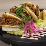 Un restaurante que junta arepas y tacos al pastor a pocos minutos de El Dorado