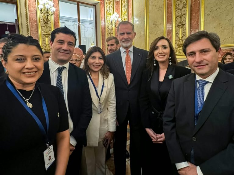 Villarruel se mostró junto al Rey Felipe VI en Madrid, mientras Milei está en París
