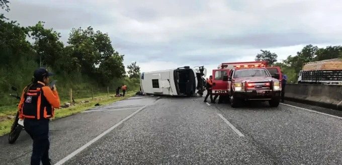Vuelco de autobús deja tres fallecidos y 30 heridos este 30-Sep Vuelco de autobús deja tres fallecidos y 30 heridos este 30-Sep